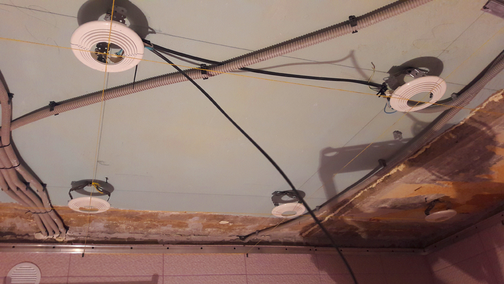 Монтаж светильников под натяжной потолок в Волоколамске
