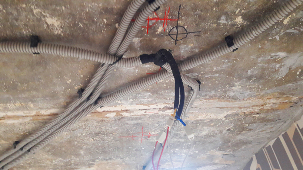 Монтаж проводки под светильники для натяжного потолка в Волоколамске
